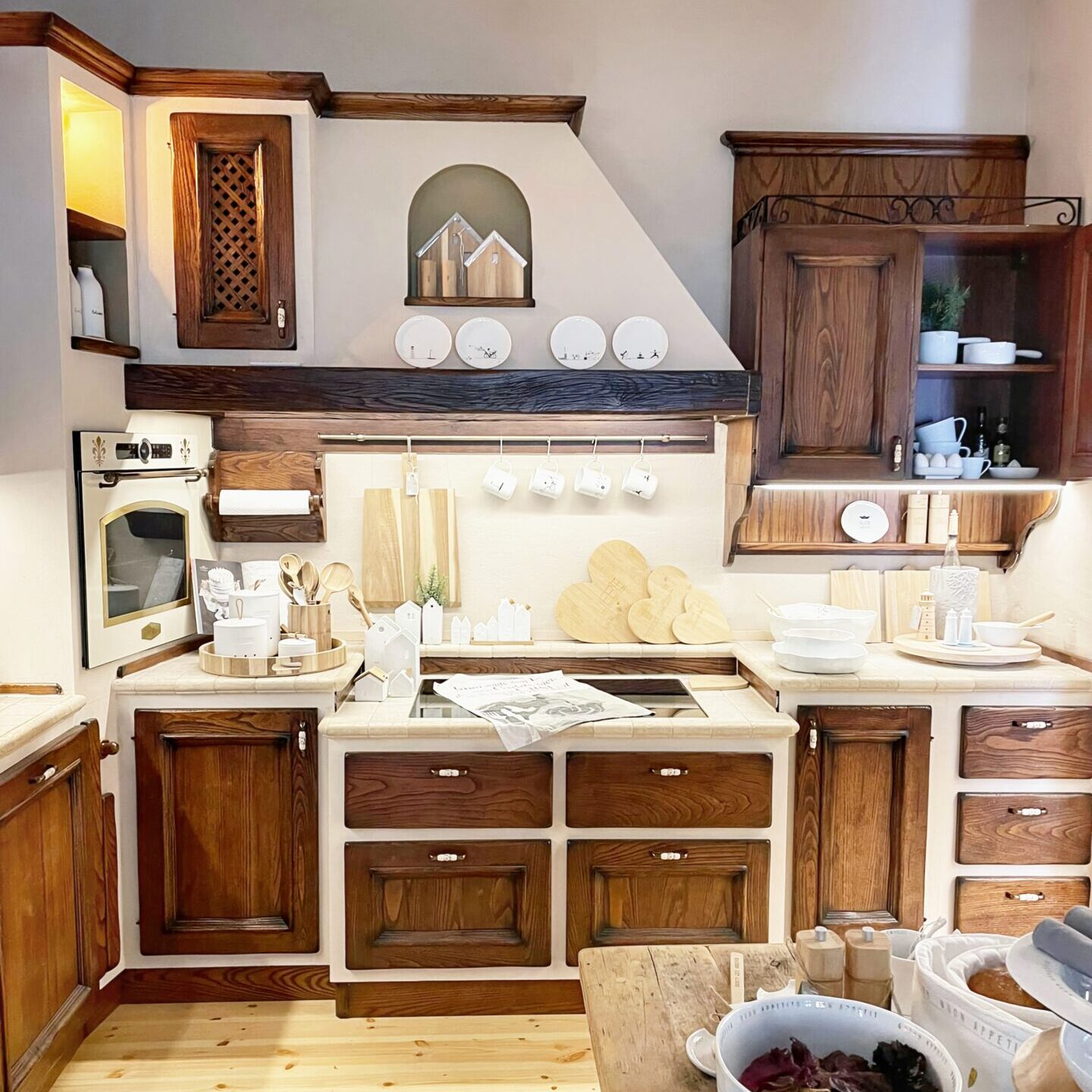 Italienische Küche im Toskana Stil mit Kaminhaube Massivholz